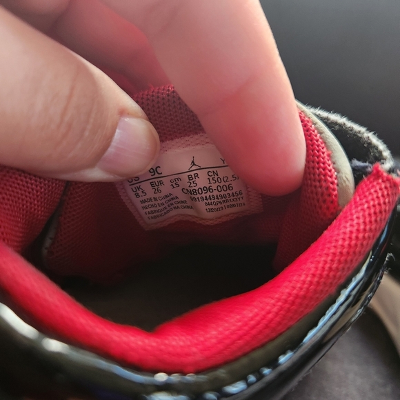 Nike Air Jordan Max Aura TD Sneakers Little kids size 8.5C Black Red - Picture 6 of 8